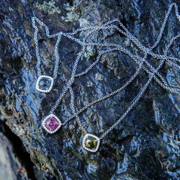 Colliers^APM Monaco Collier Ajustable Pierre Carree Fuchsia